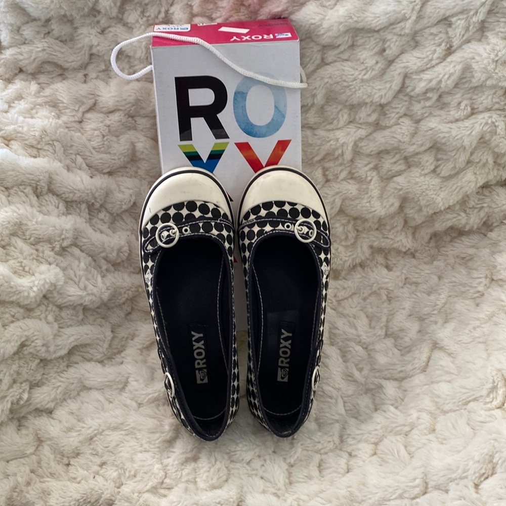 EUC Roxy flats 7 1/2 runs a little big